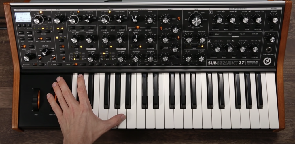 Fotografía de un poderoso Moog SUBSEQUENT 37 andando